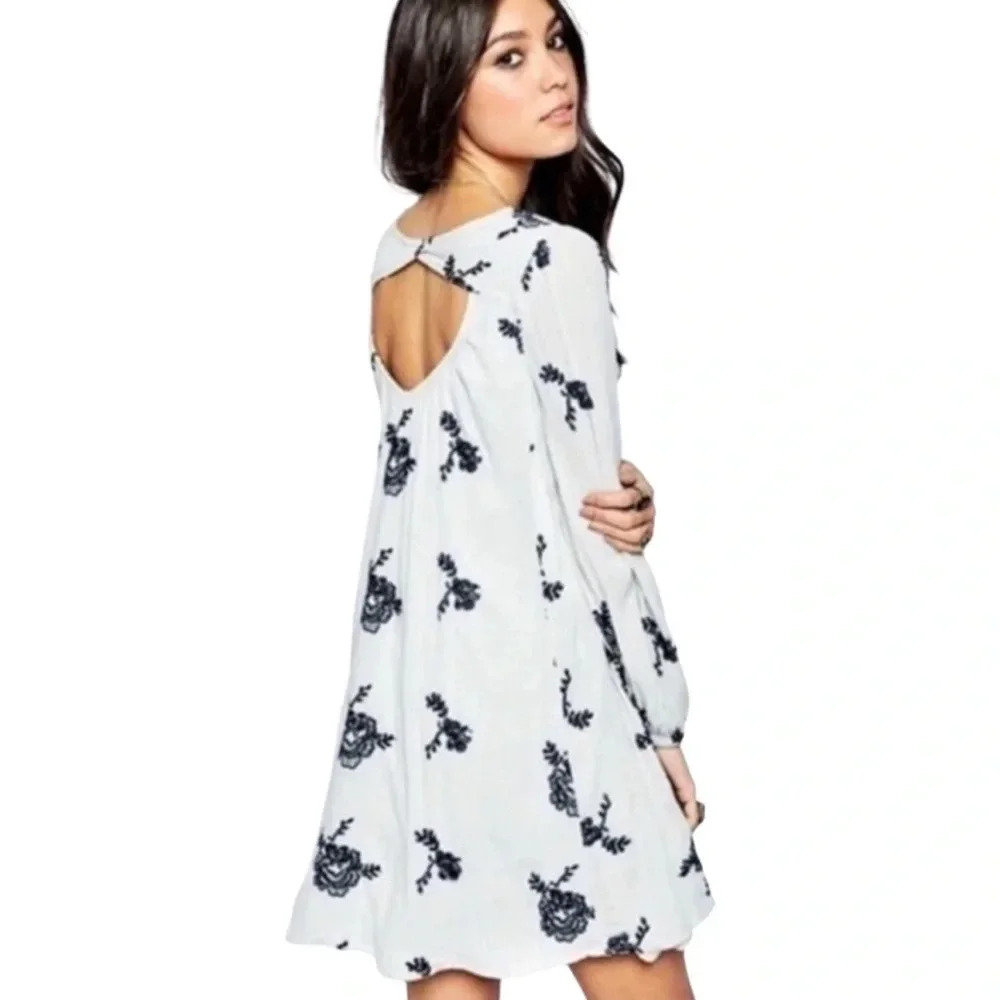 Free People Long Sleeve Austin Tunic Dress. Size
Medium. Grey green blue floral - Picture 2 of 14
